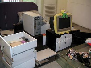 水泥地面上的生活图景 日用家电与床垫的朴素日常